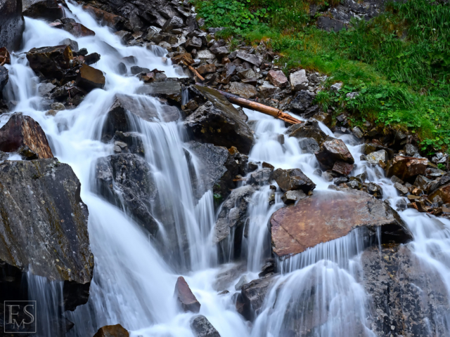 Cascading through the Rocks